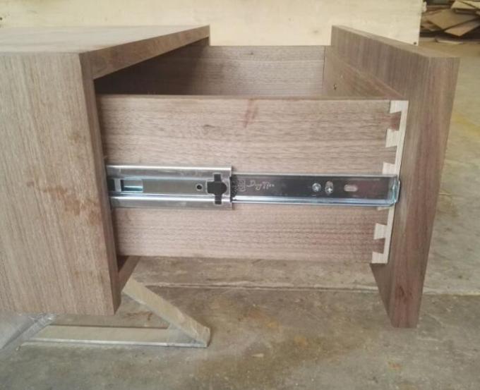 König Size Hotel Bedside verlegt Metallbein-Gastfreundschafts-Fall-Waren mit Sheen 100% 1