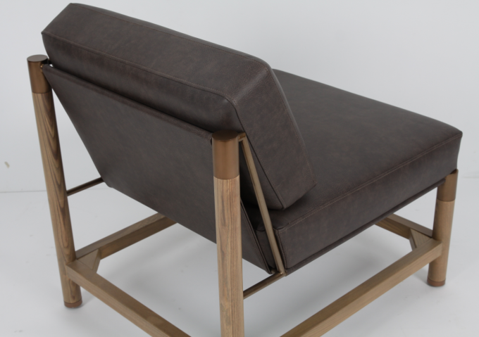 Moderner Design-Lounge-Sessel aus massivem Eichenholz, Hotelzimmer mit Metallakzenten 0
