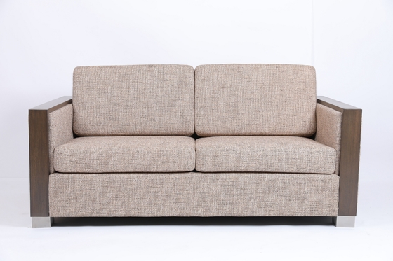 kaufen Kundenspezifische moderne gepolsterte Sofa With Wood Frame Arm-Rest-und -Edelstahl-Beine Online-Herstellung