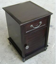 kaufen HPL-Spitzen-dunkles Holz Nightstand mit Fächern, schmaler Nachttisch-Nachtstand Online-Herstellung