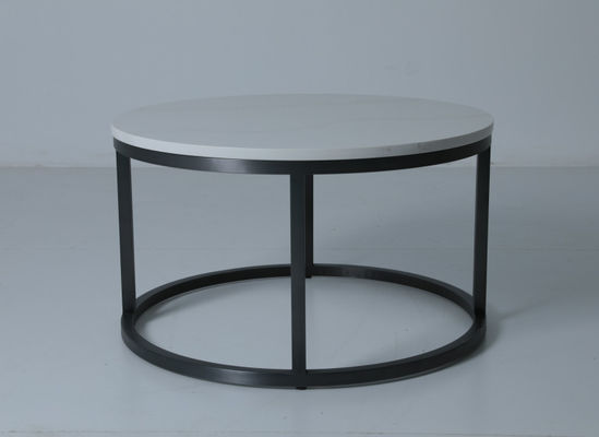 Einfacher und stilvoller runder Couchtisch, Steintafel und Stahlsockel für das Wohnzimmer