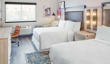 Guter Preis Im amerikanischen Stil lamellenförmig angeordnete Eichen-Holz-Luxushotel-Schlafzimmer-Möbel für vier Punkt Sherations-Hotel Online