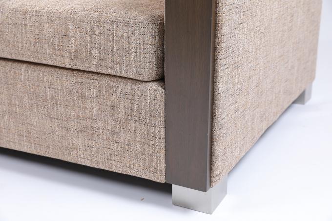 Kundenspezifische moderne gepolsterte Sofa With Wood Frame Arm-Rest-und -Edelstahl-Beine 1