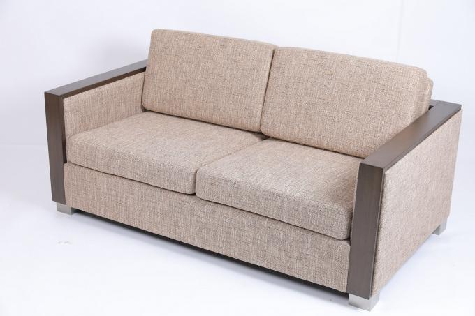 Kundenspezifische moderne gepolsterte Sofa With Wood Frame Arm-Rest-und -Edelstahl-Beine 0